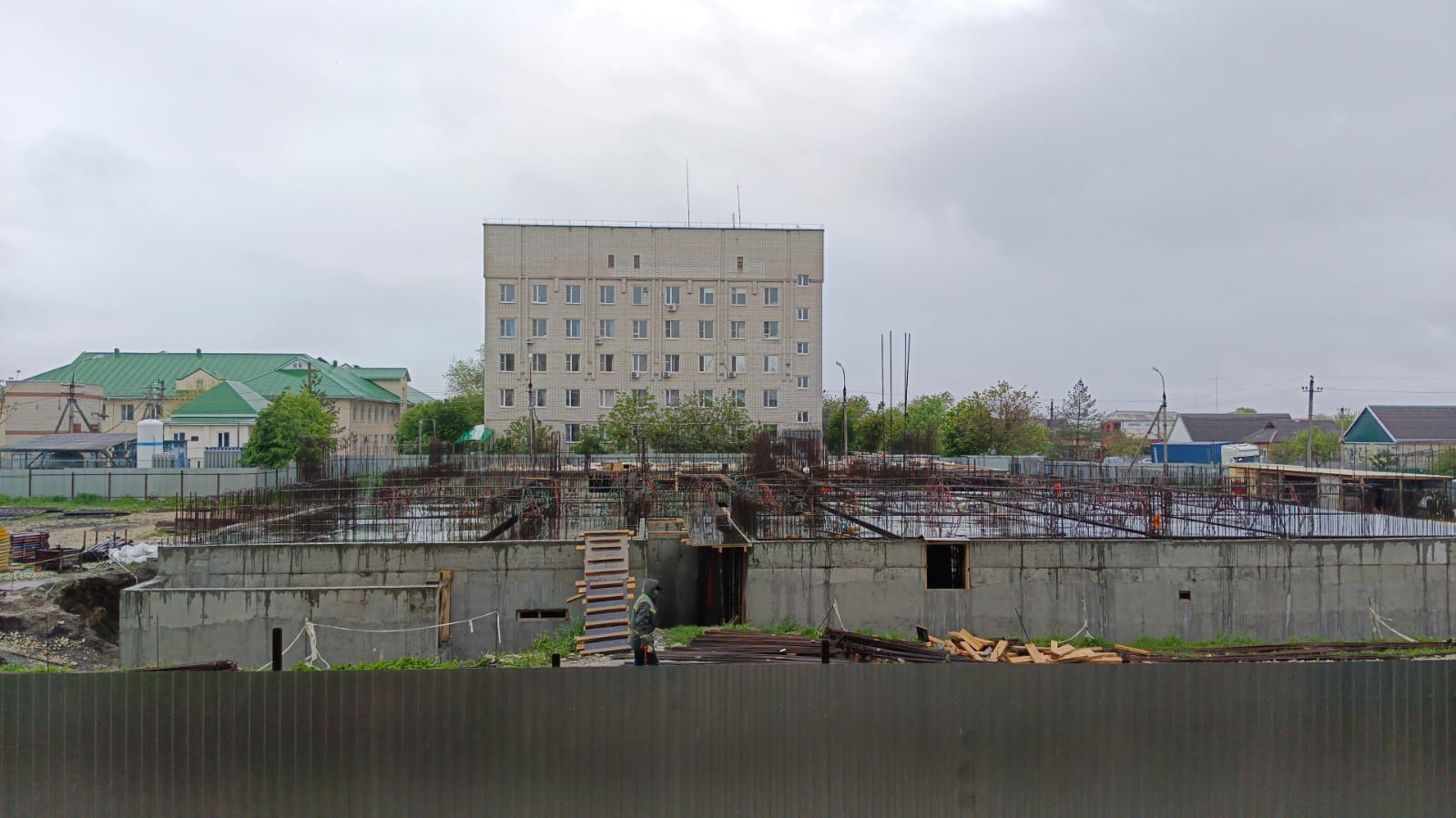 Строительство цокольного этажа детской поликлиники Красноармейской ЦРБ почти завершено