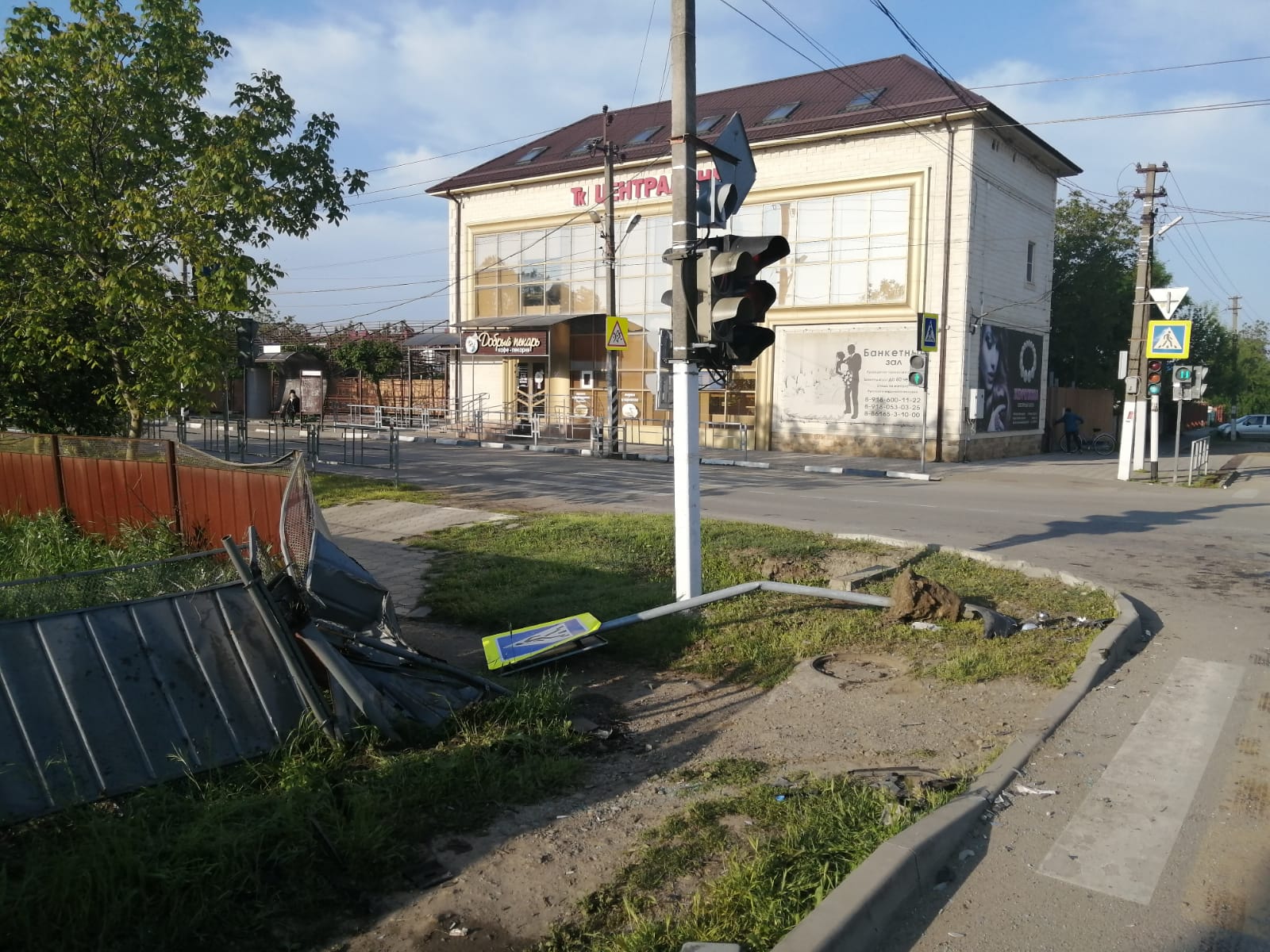 В Полтавской на перекрестке улиц Ленина и Жлобы столкнулись два  автомобиля ВАЗ-21012