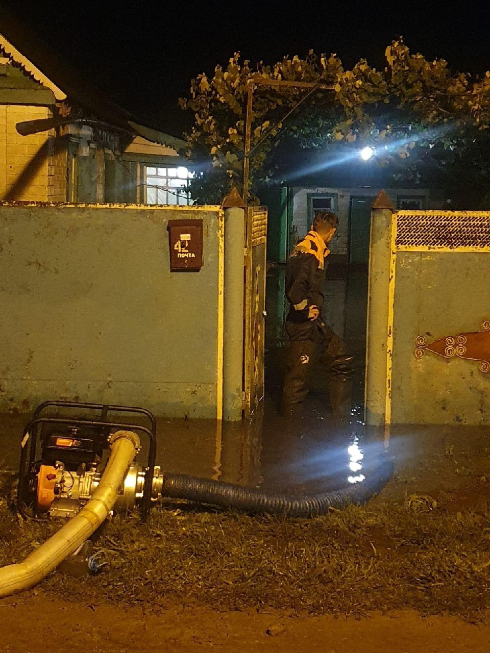 В двух районах Кубани продолжают бороться с последствиями прошедшего дождя