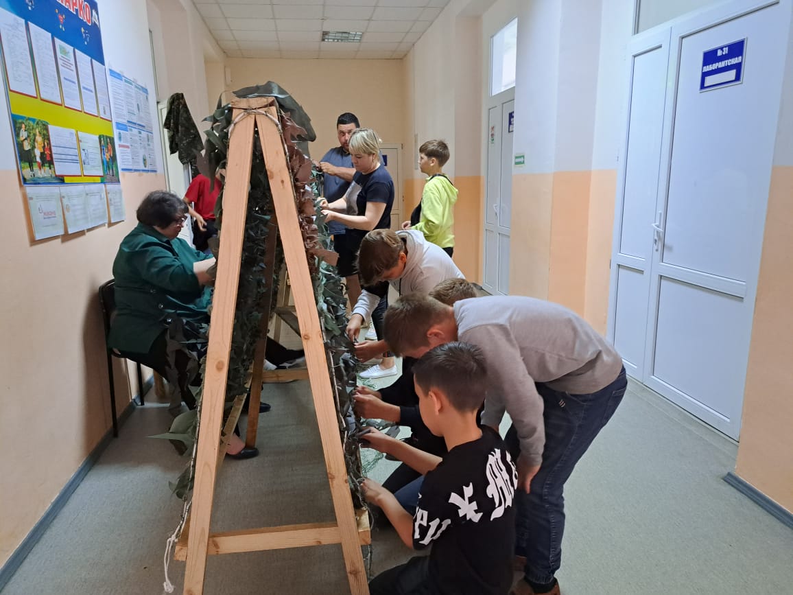 В шести поселениях Красноармейского района плетут  масксети для военнослужащих СВО