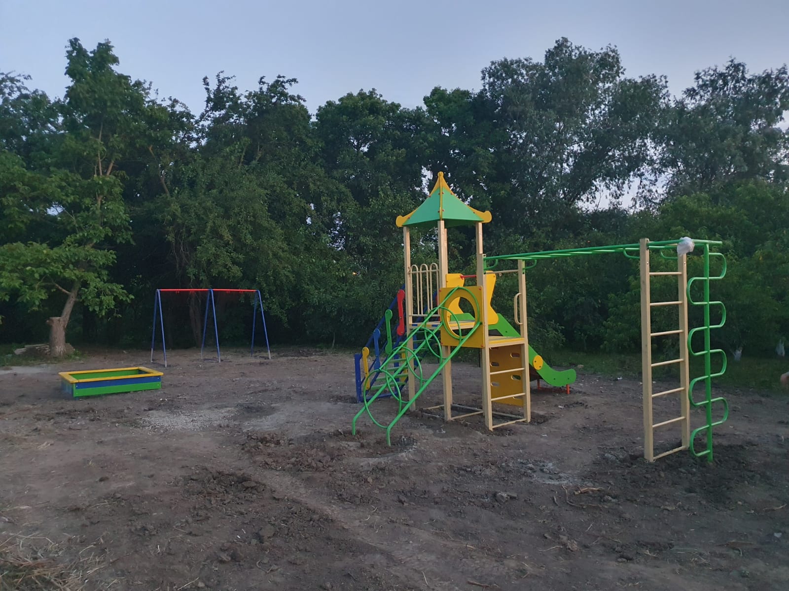 В поселке Полтавском установили новую игровую площадку для детей