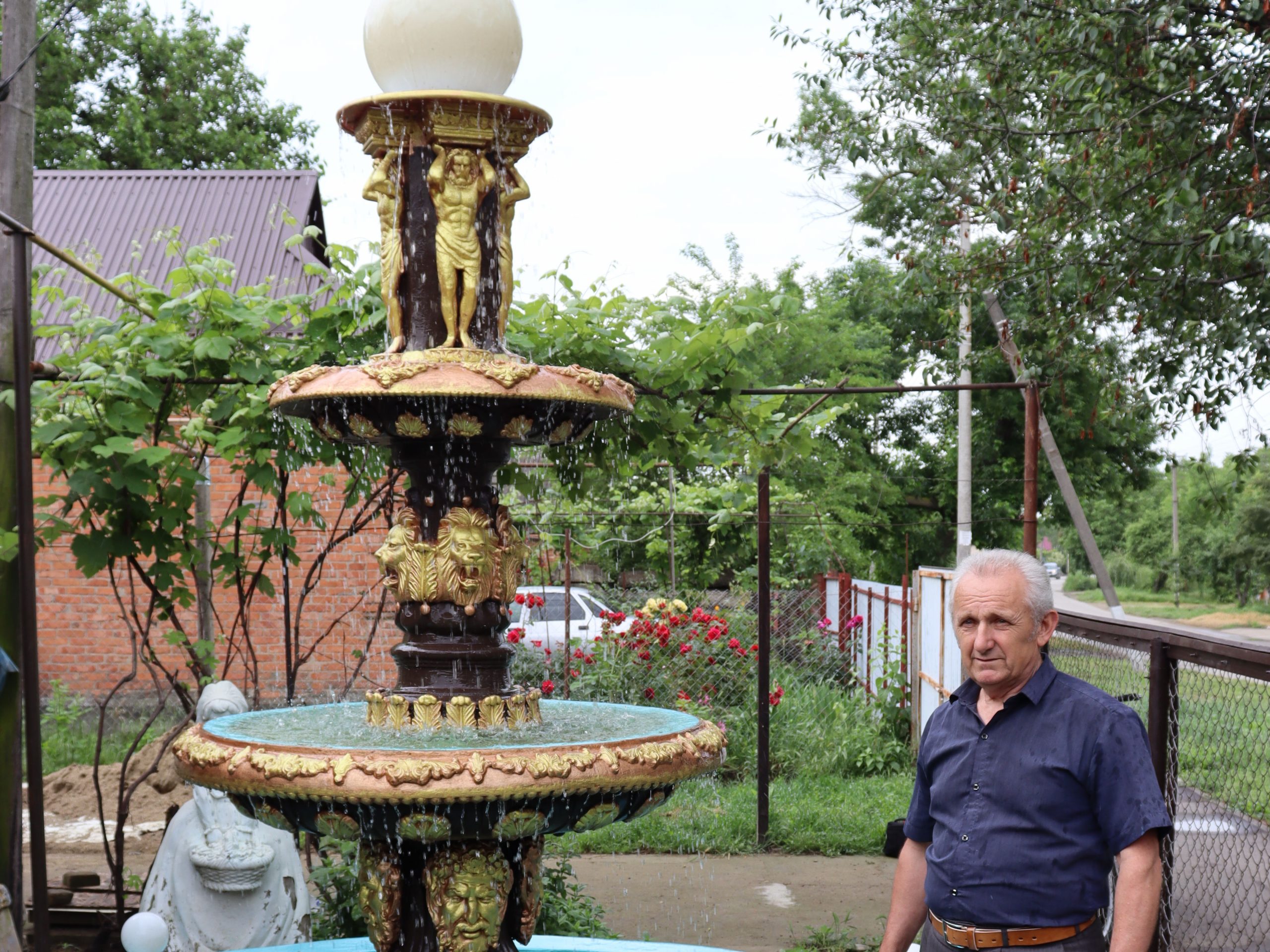 Двор полтавчанина Виктора Севастьянова особенно выделяется среди других в районном центре