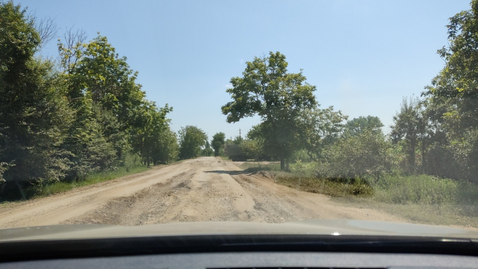 В трёх хуторах Красноармейского района дороги разбили грузовики, везущие инертные материалы
