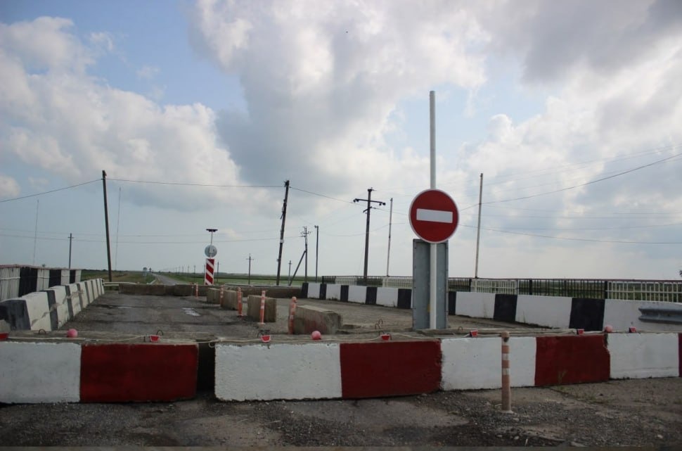 На месте разрушенного моста на подъезде к станице Чебургольской появится новый