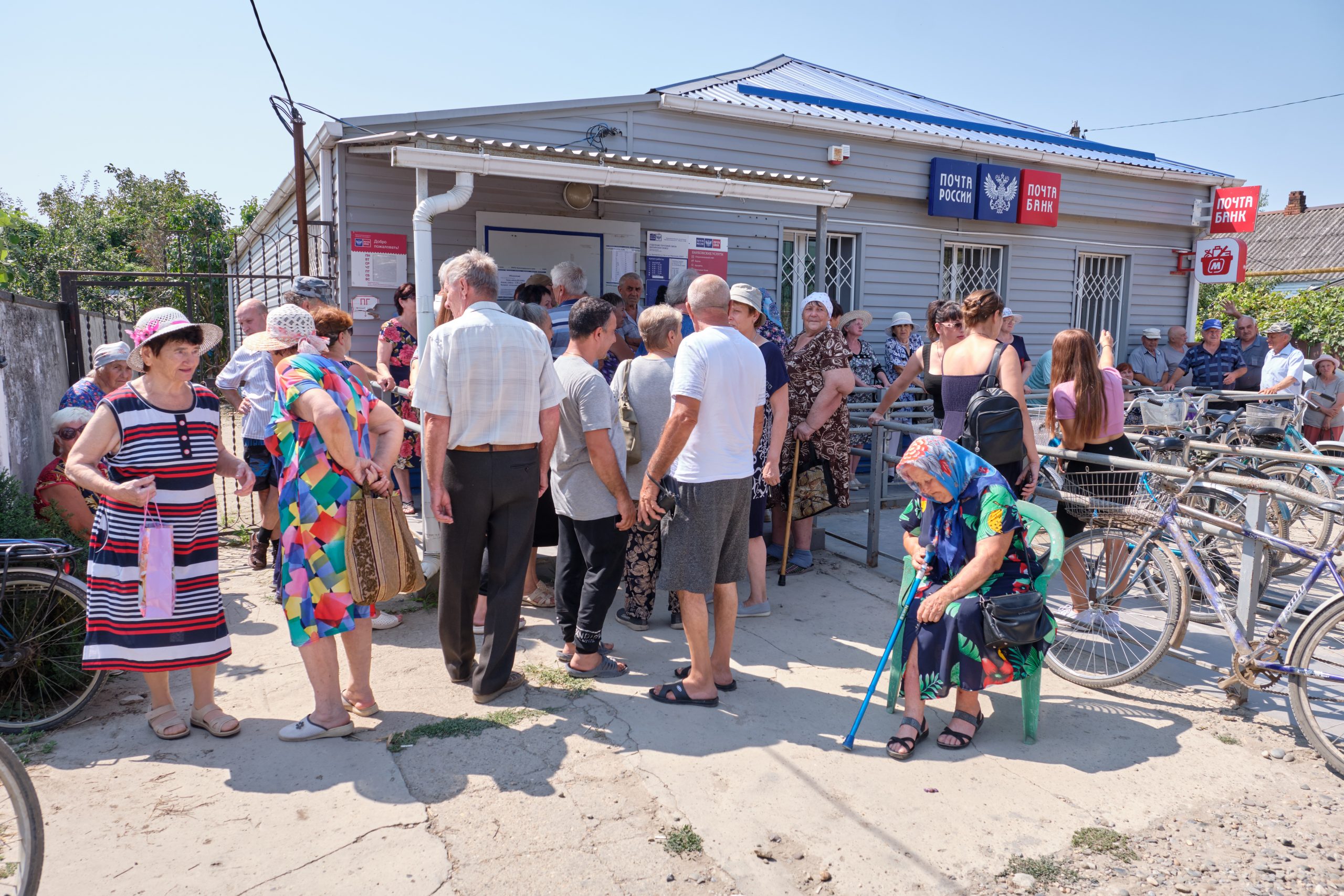 Чтобы получить пенсию жители Марьянской занимают очередь в почтовое отделение с пяти утра