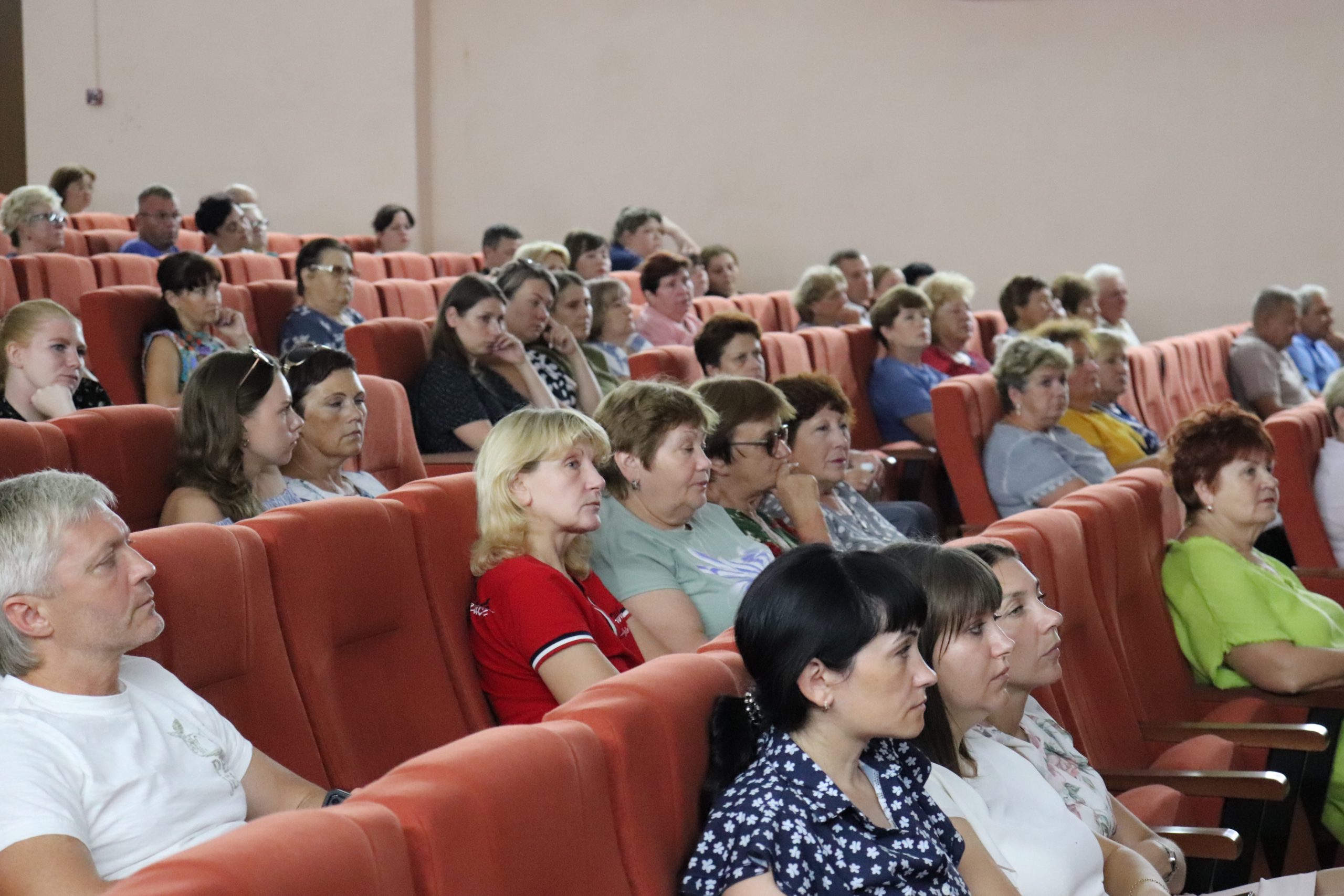 В поселке Октябрьском планируют отремонтировать ливневую канализацию культурного центра и установить Доску Почета