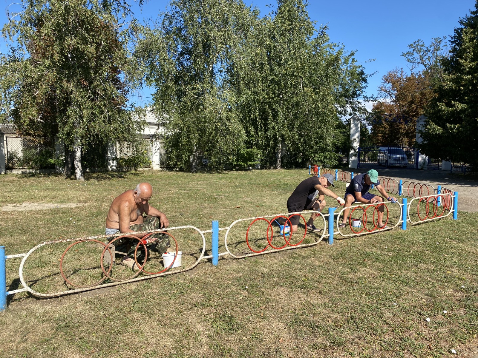 Уже не первый год ветераны спорта Октябрьского поселения благоустраивают поселковый стадион