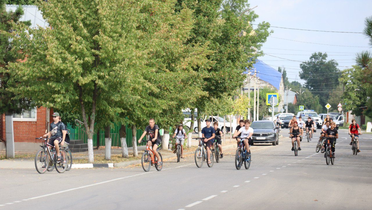 В станице Полтавской пошел велопробег в честь Дня физкультурника
