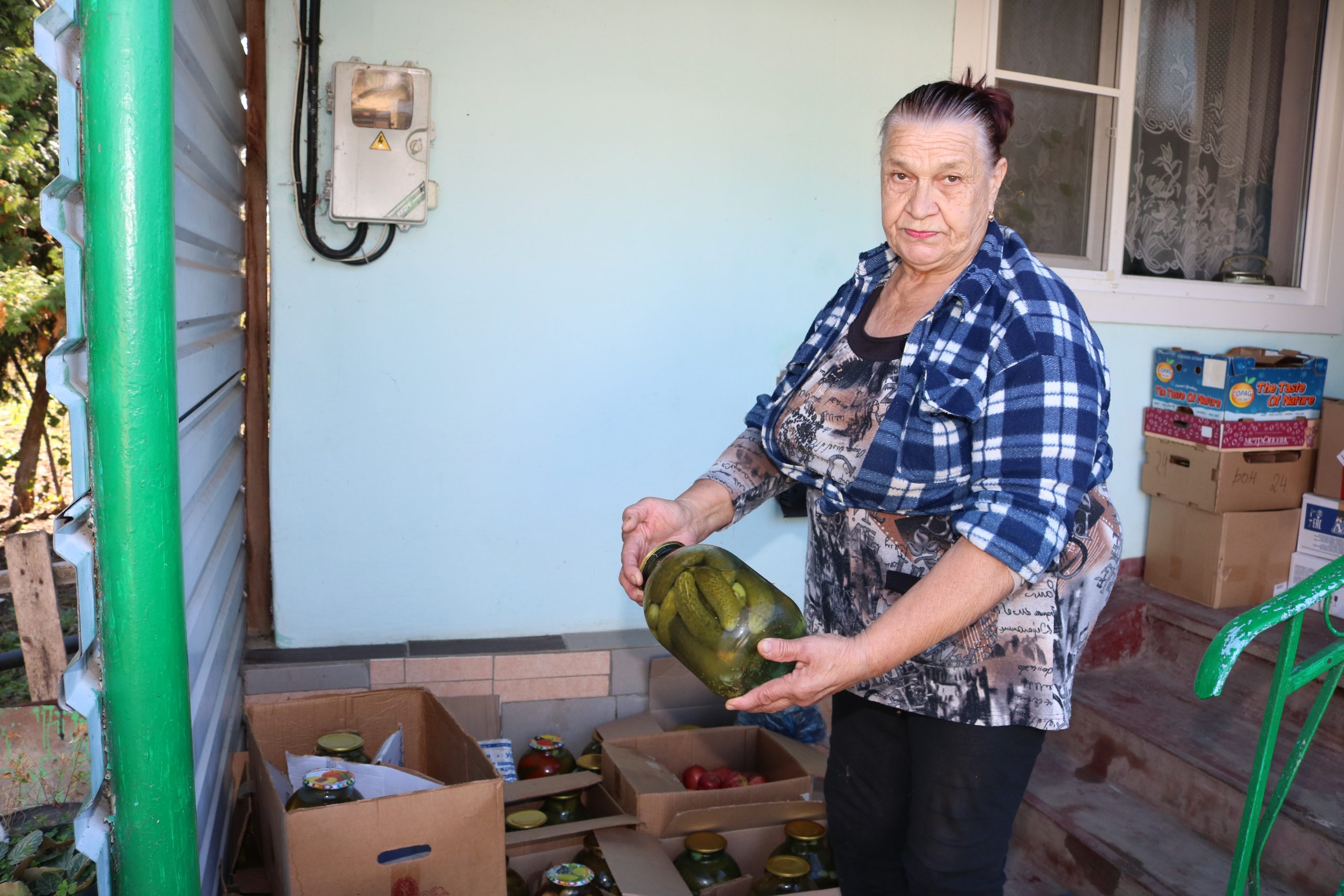Пенсионерка из хутора Колос передала уже пятую партию домашних заготовок для участников СВО