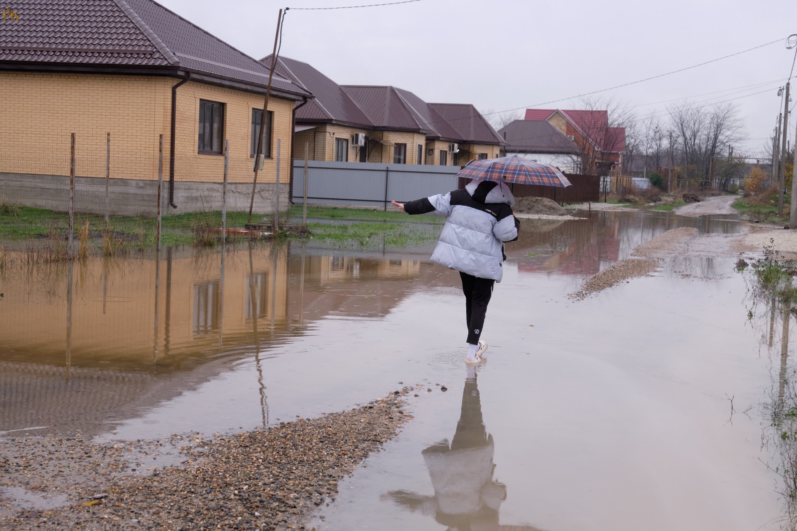 В Красноармейском районе из-за дождей затопило поля, огороды и тротуары