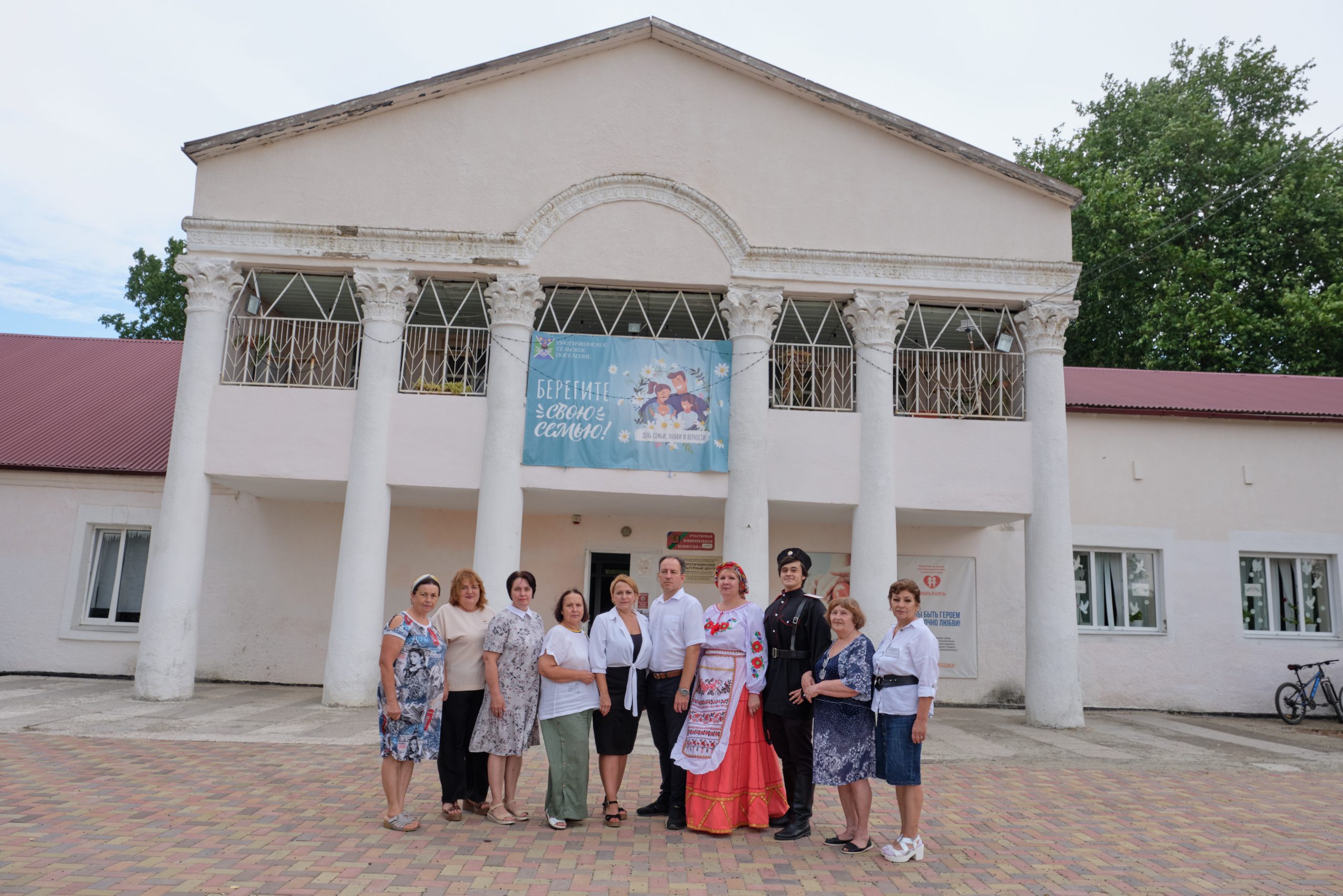 В хуторе Протичка культработники сами отремонтировали культурный центр