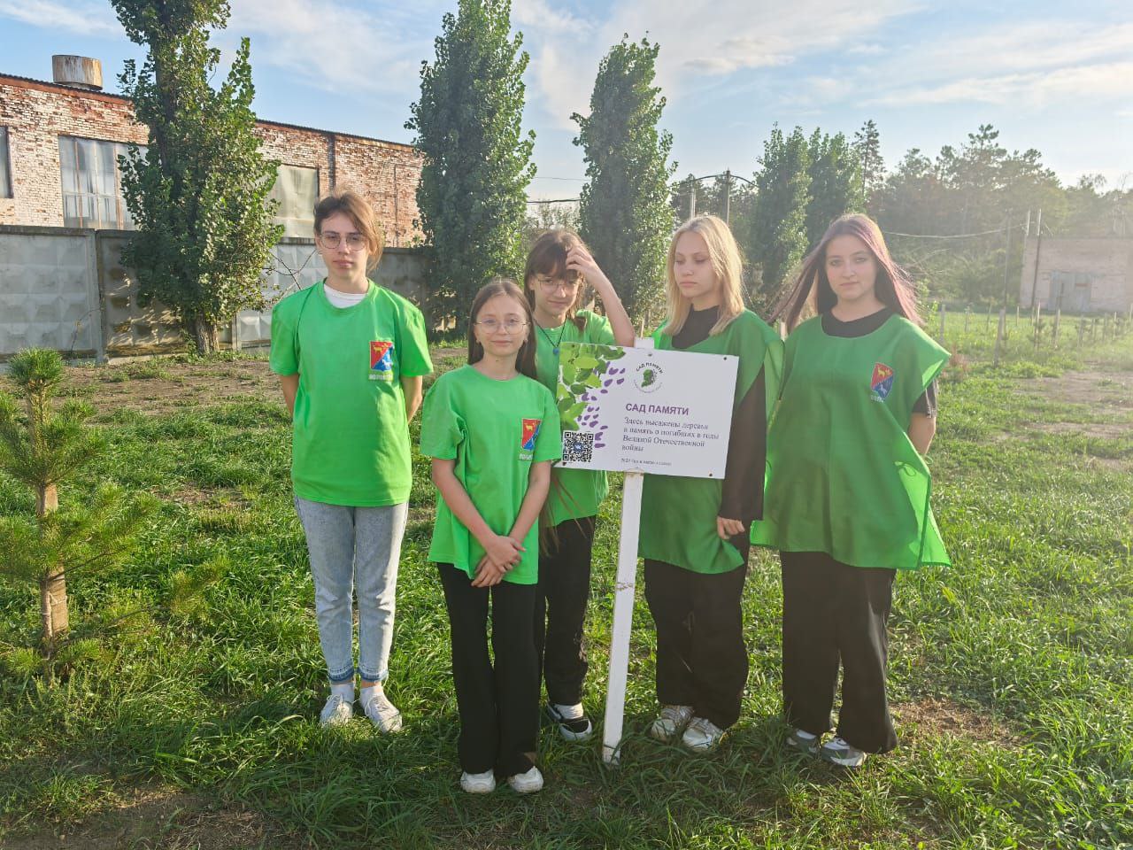 Старшеклассники октябрьской школы провели двухдневный субботник