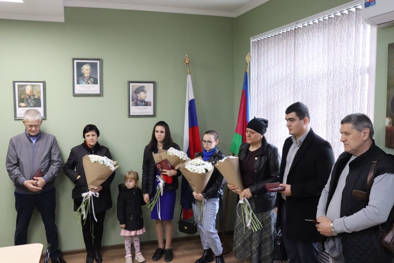 Ордена Мужества вручили родственникам погибших бойцов из Красноармейского района