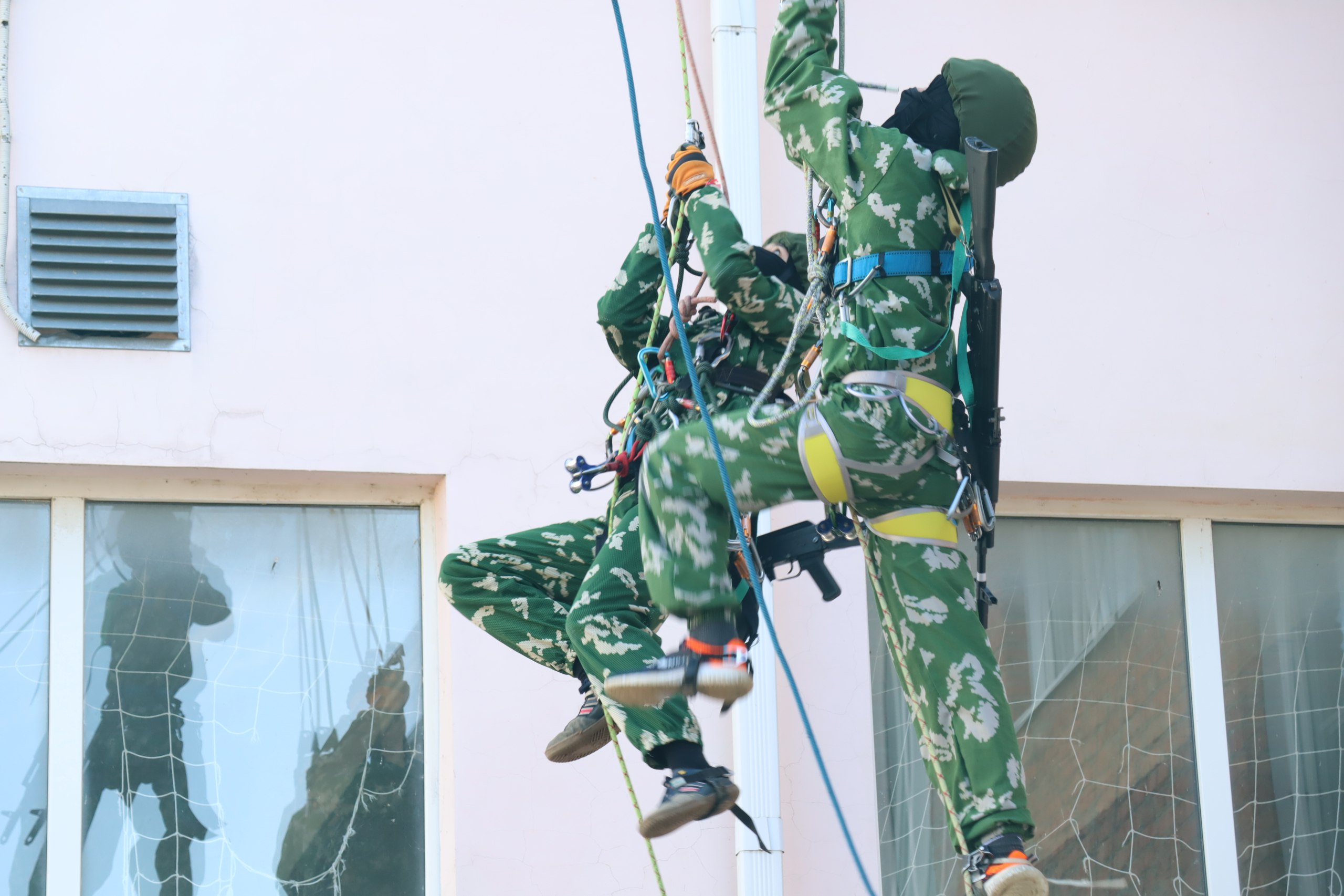 Показательным штурмом здания открылись военно-спортивные соревнования допризывной молодёжи в Полтавской