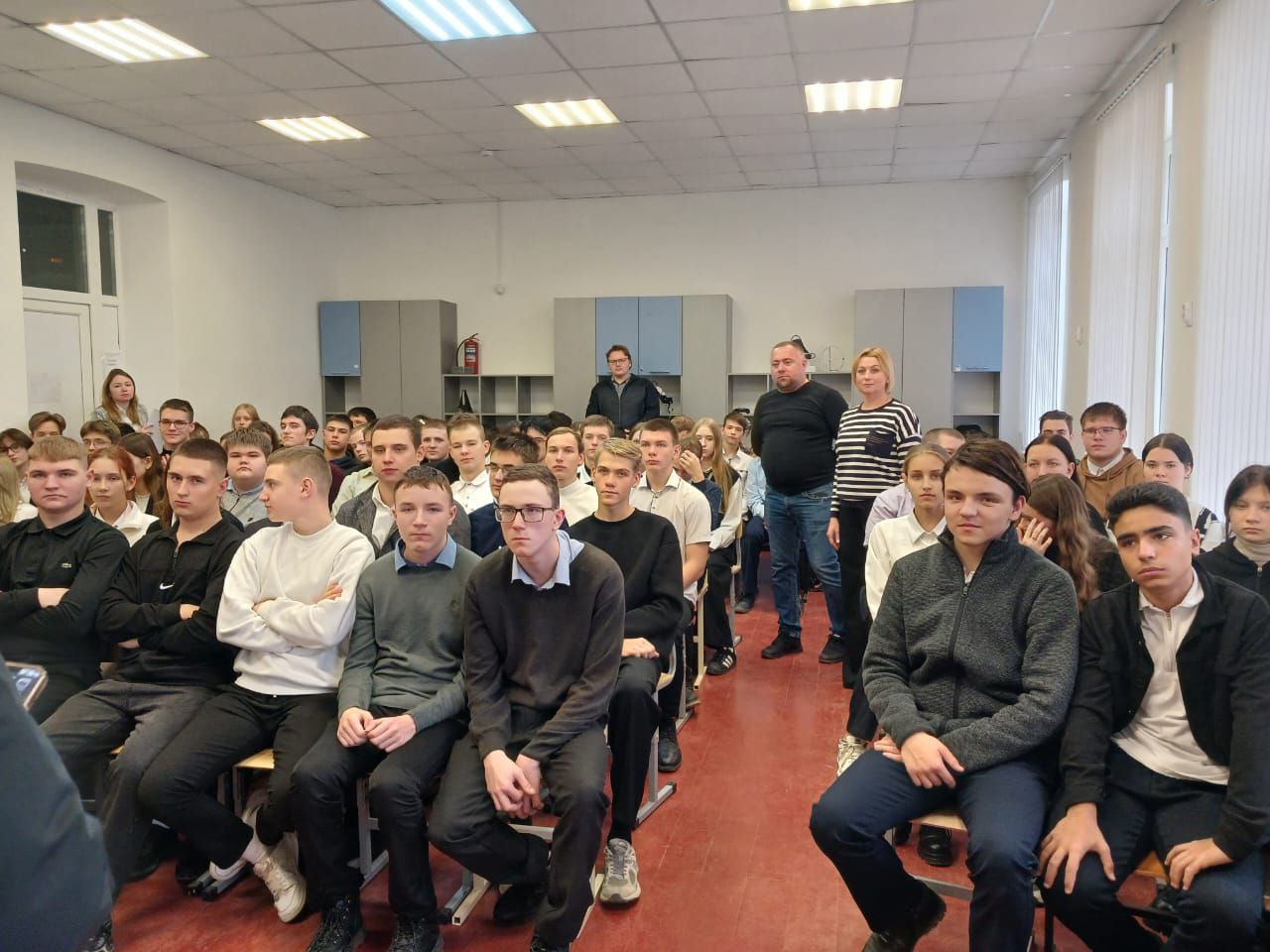 Дарья Слащёва и Максим Пивень провели классный час для учеников полтавской СОШ № 6