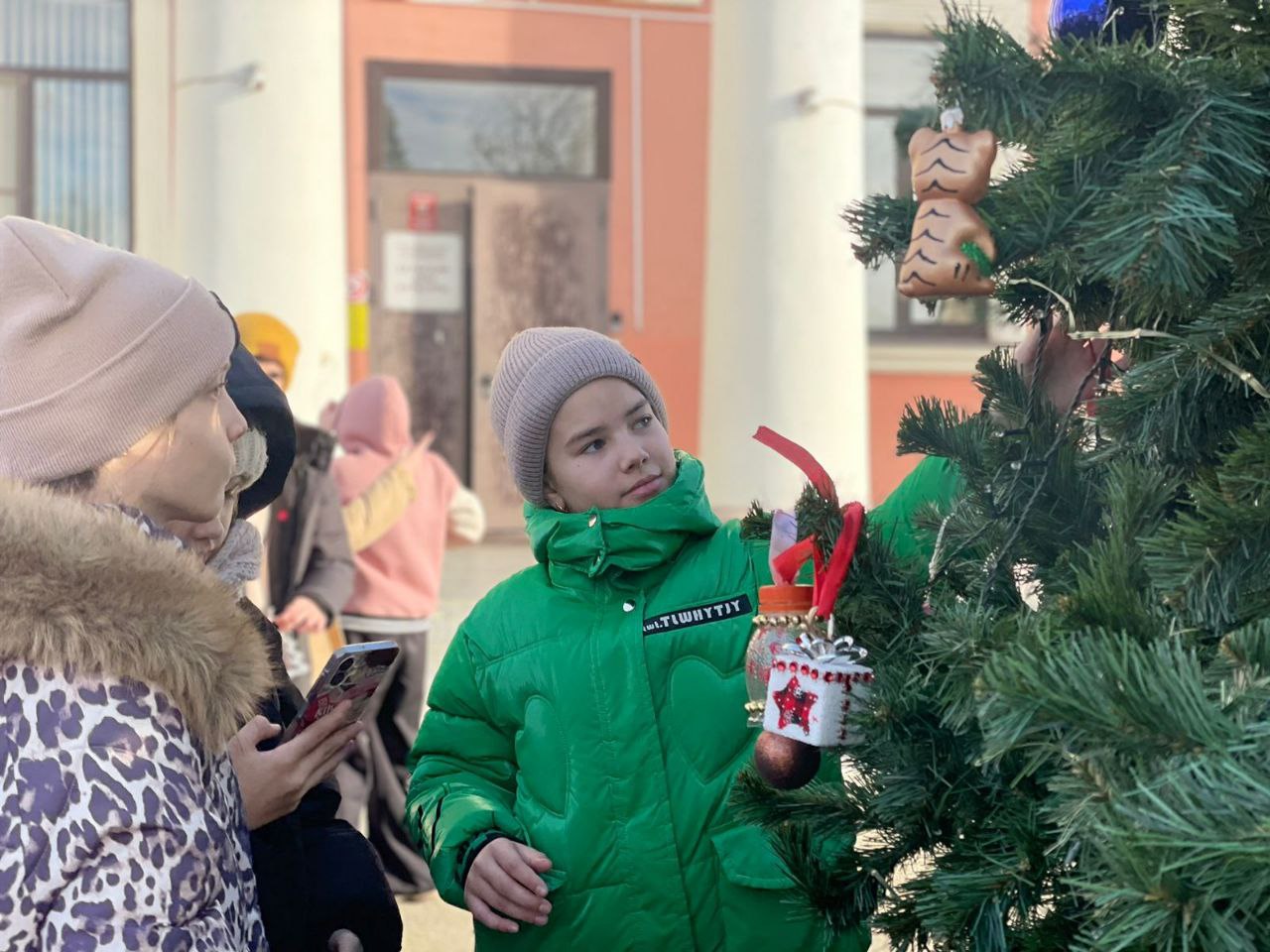 Самодельными игрушками украсили новогоднюю ёлку в Староджерелиевской