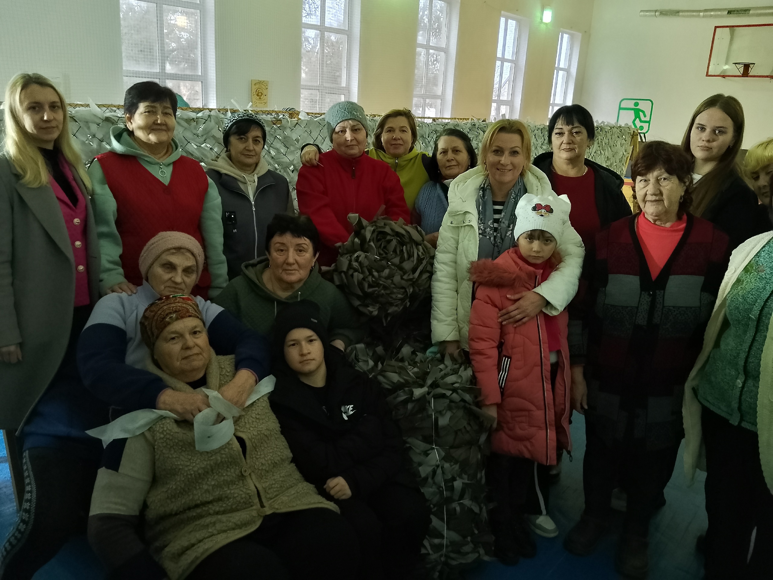 В День добровольца в Чебургольской прошел мастер-класс по плетению маскировочных сетей