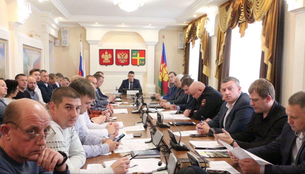 Правопорядок под контролем: меры безопасности в преддверии зимних праздников обсудили на совещании в Краснодарском крае