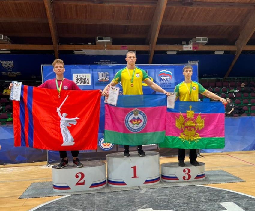 10 медалей на Первенстве и Чемпионате ЮФО завоевали армрестлеры из Красноармейского района