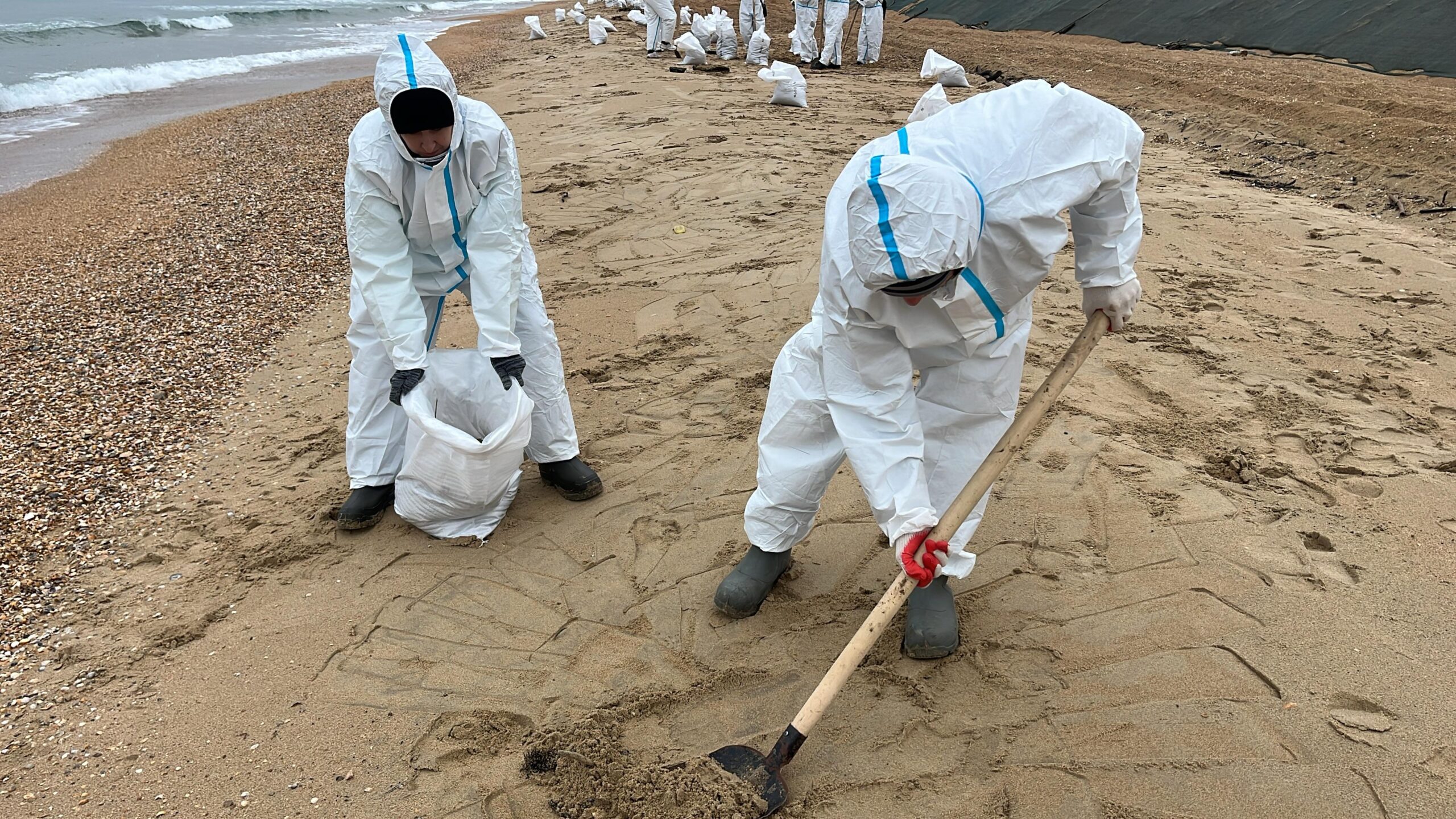 Команда Красноармейского района снова отправилась в Анапу на очистку морского берега