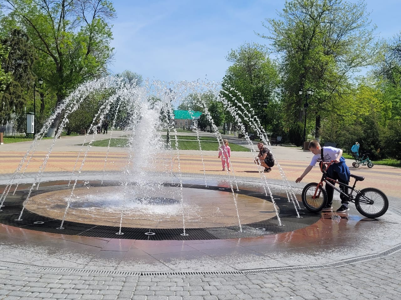 В станице Полтавской запустили фонтан, а в Старонижестеблиевской и Чебургольской 1 мая организованы субботники