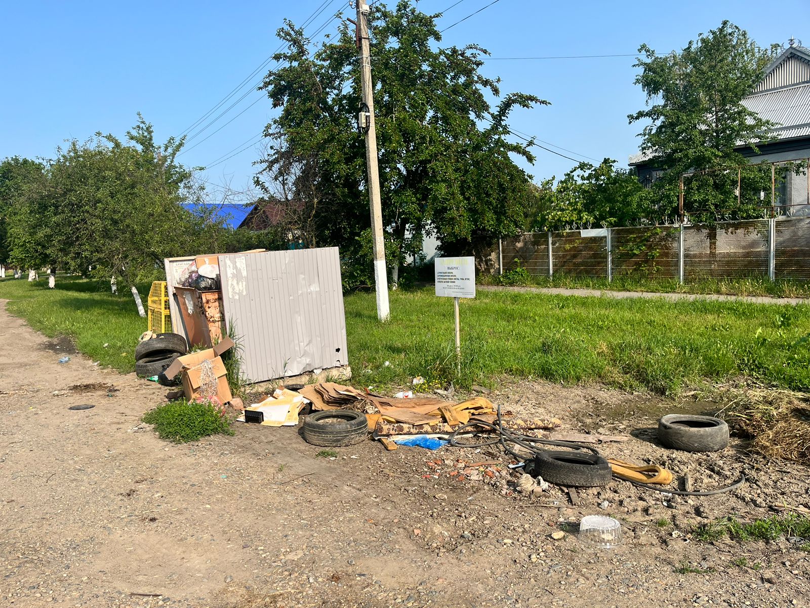 Убрали-вернулось: в Полтавской контейнерные площадки опять завалены хламом