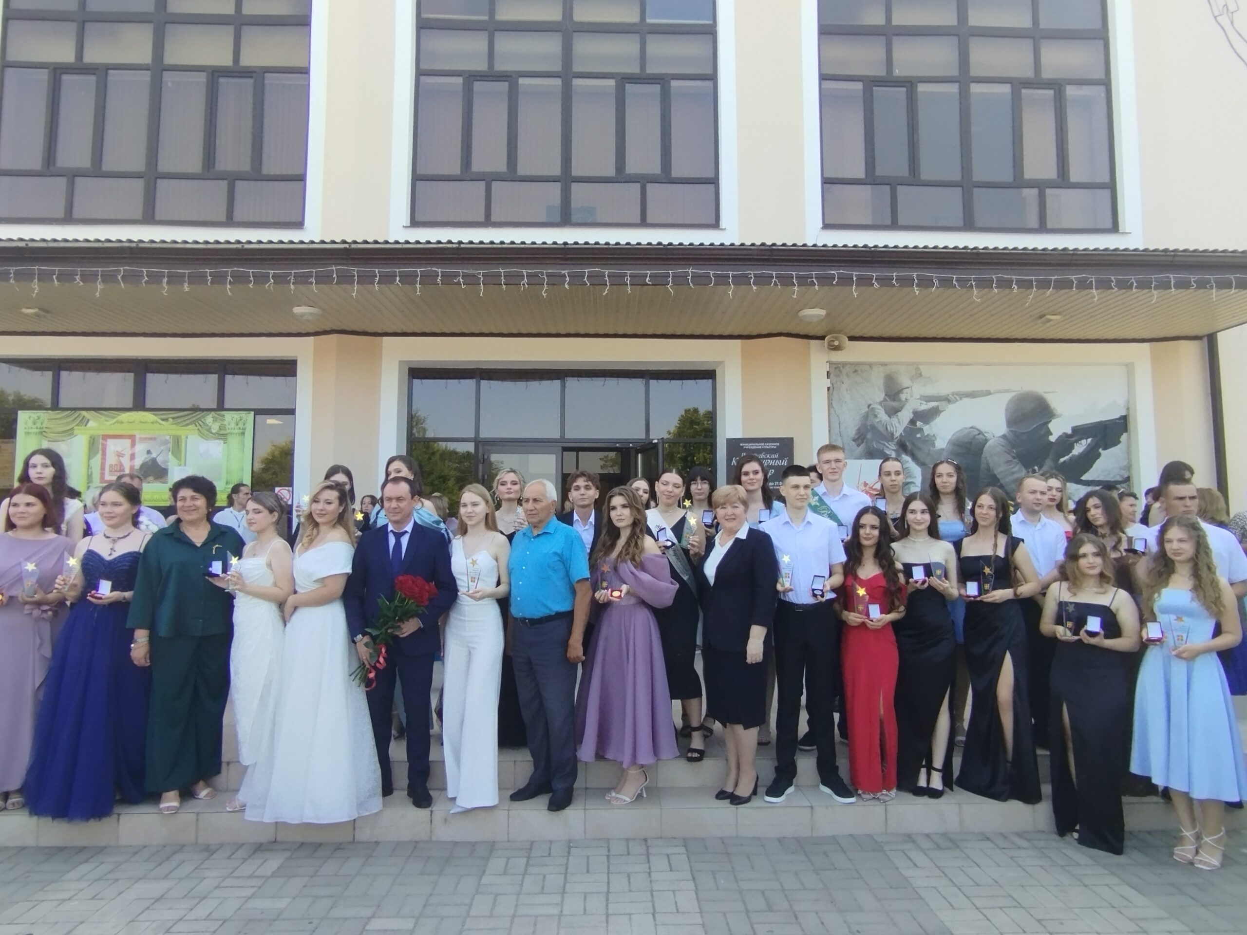 В станице Полтавской сегодня прошли выпускные у девятых и одиннадцатых классов