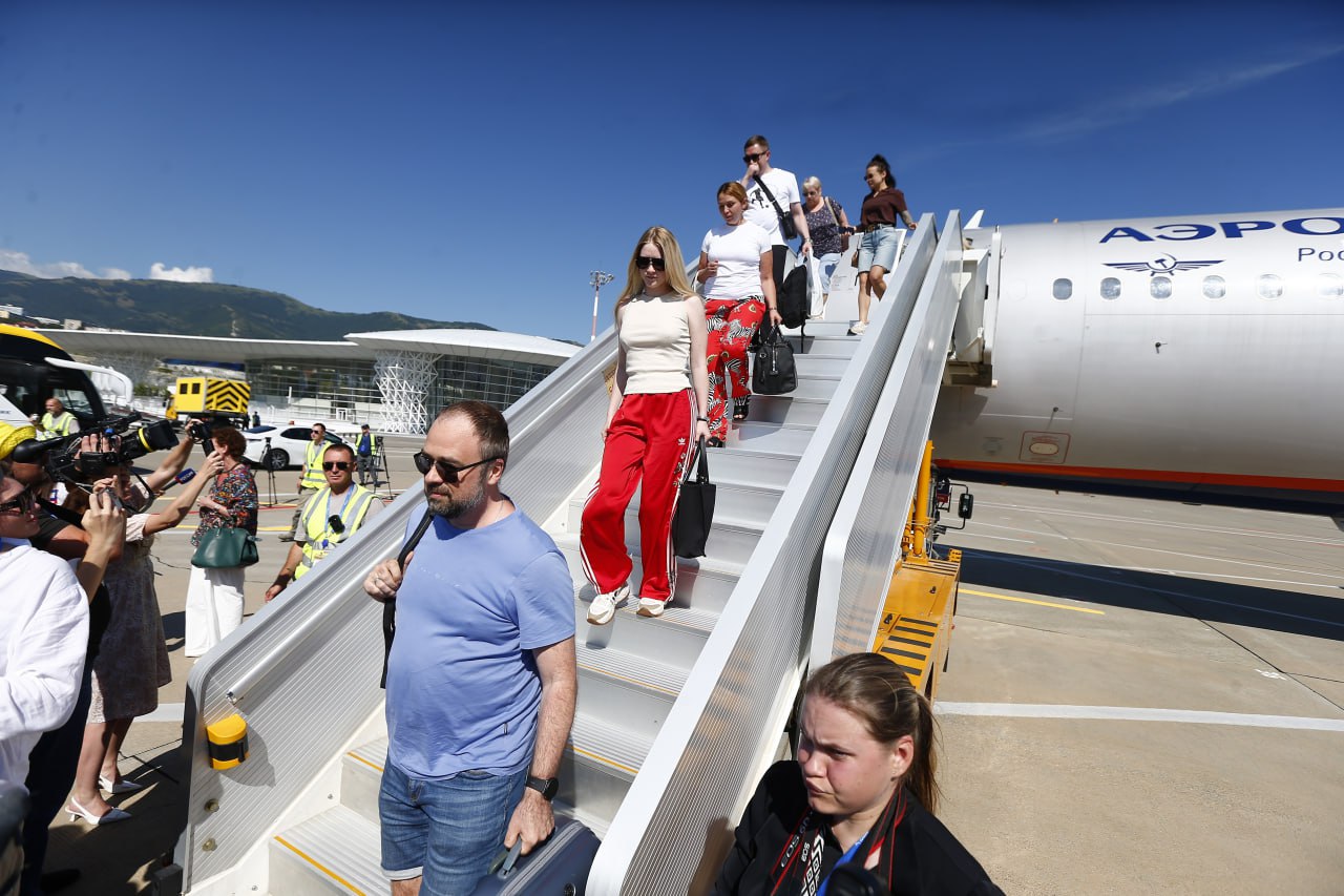 Вениамин Кондратьев встретил первый рейс в аэропорту Геленджика