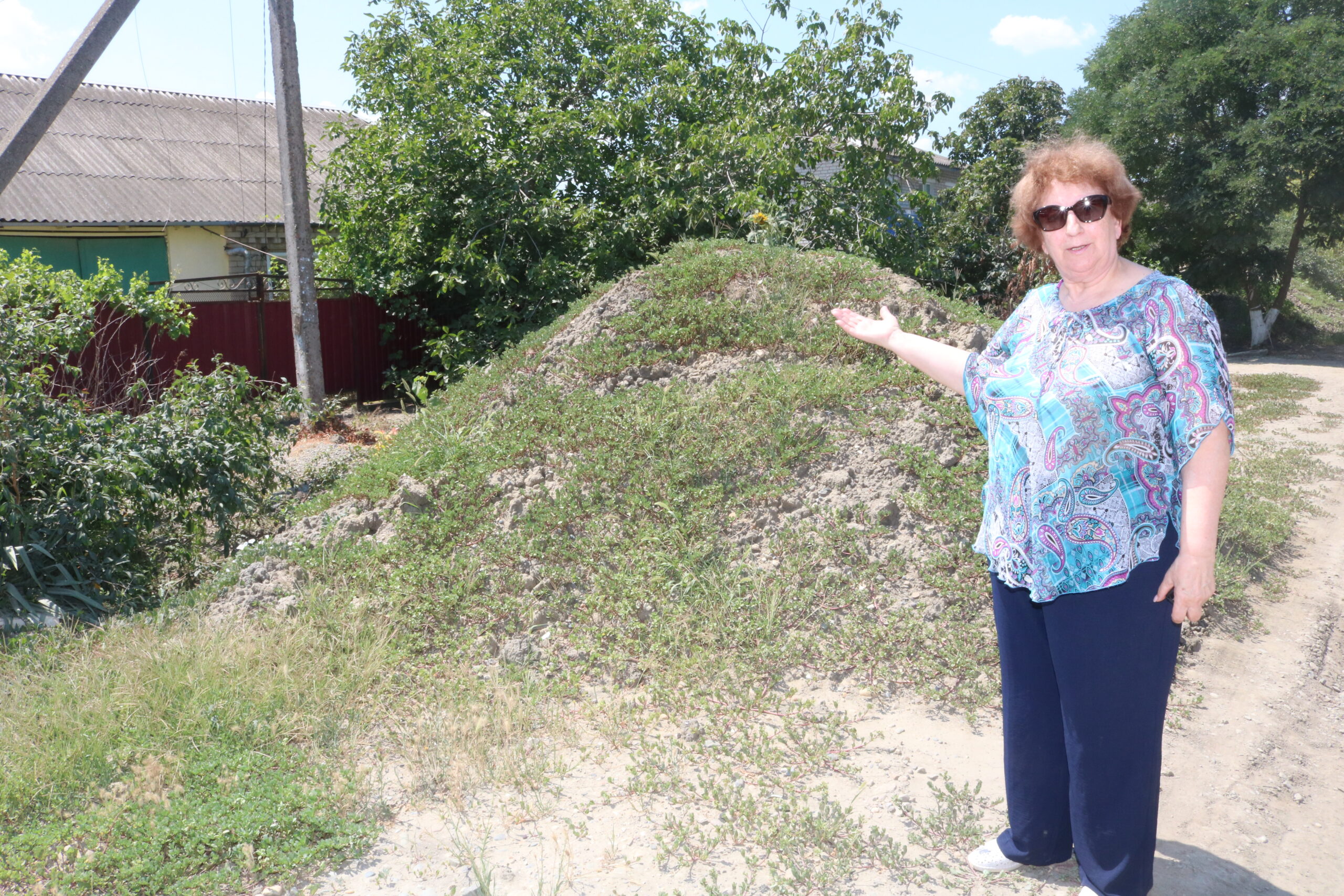 Почему после прокладки труб на улице Кубанской остались кучи земли?