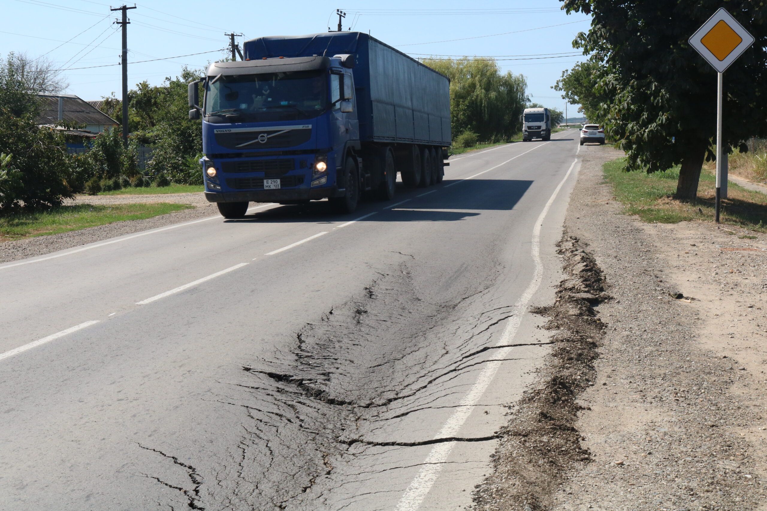 Опасный объезд: большегрузы снова губят дороги Октябрьского поселения