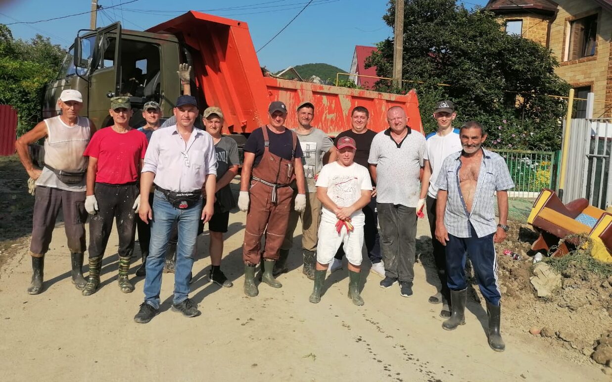 Команда Красноармейского района помогает ликвидировать последствия разрушительного паводка в Туапсе