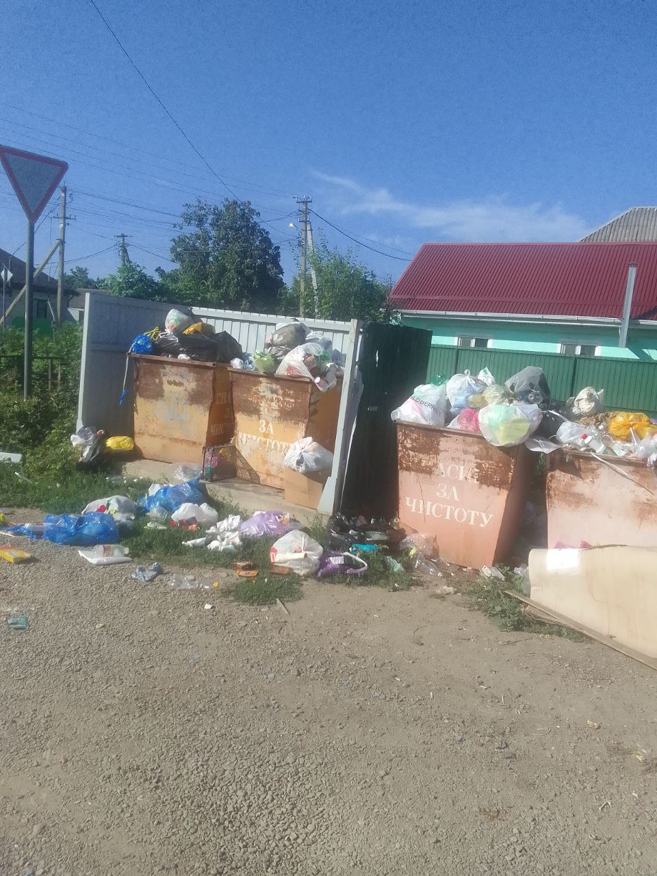 Жалобы на несвоевременный вывоз ТКО поступили от жителей станицы Полтавской на этой неделе