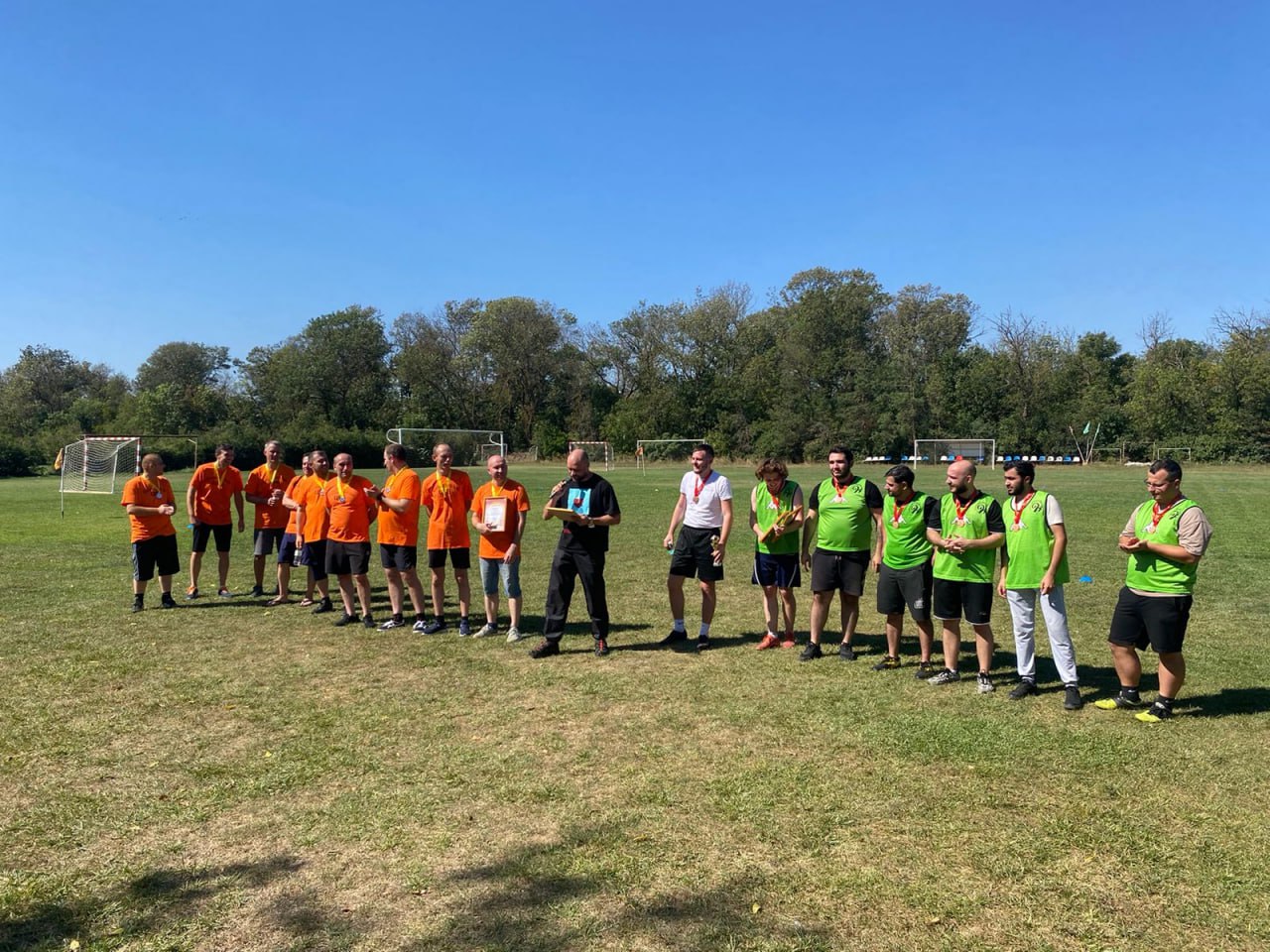 В роще станицы Полтавской в футбольном матче соревновались опытные и молодые врачи