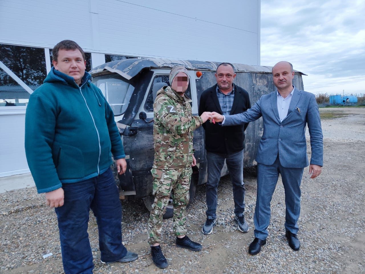 Волонтеры из Октябрьского поселения передали бойцу СВО «буханку»