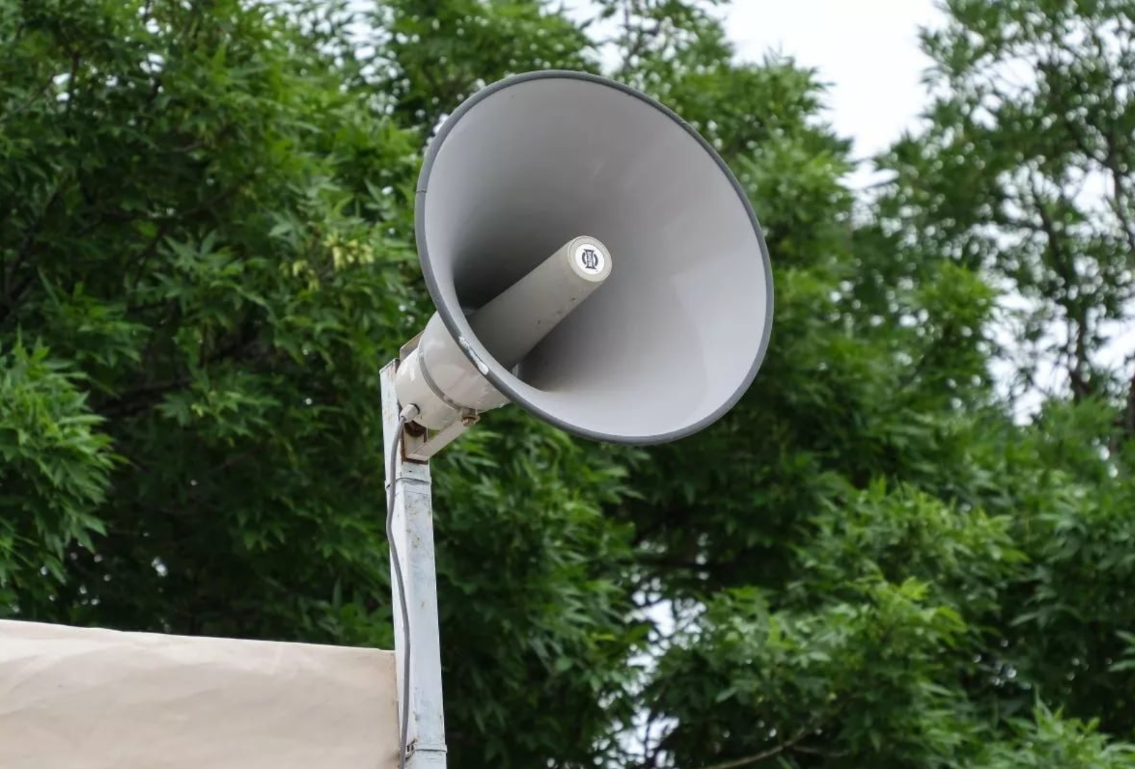 Почему жители Полтавской не всегда слышат сирены: администрация дала разъяснения