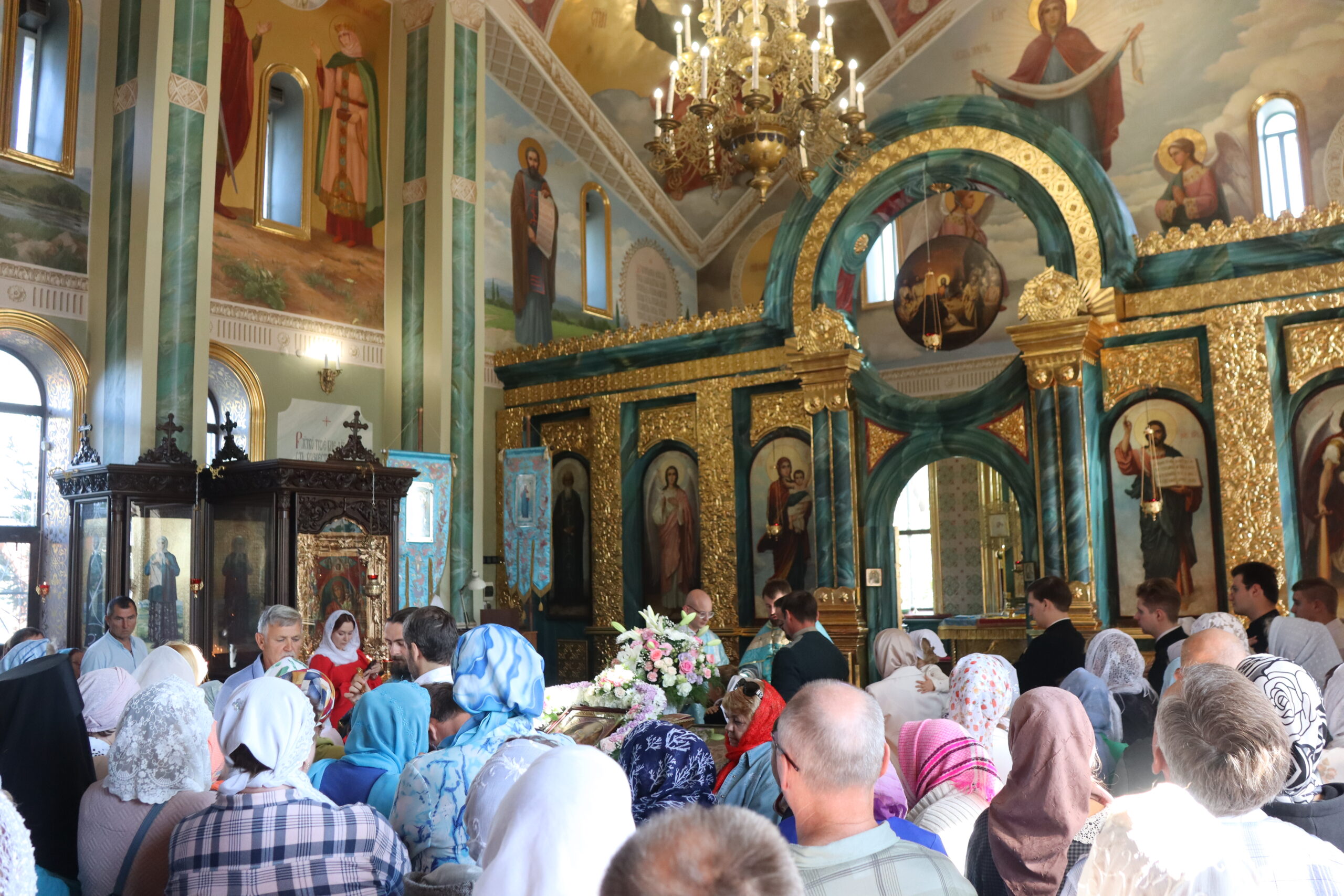 Прихожане встретили престольный праздник в обновленном храме Рождества Пресвятой Богородицы