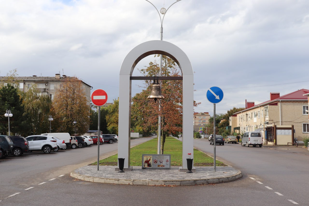 В центре станицы Полтавской состоялось торжественное открытие памятной стелы — «Набатного колокола на все времена»