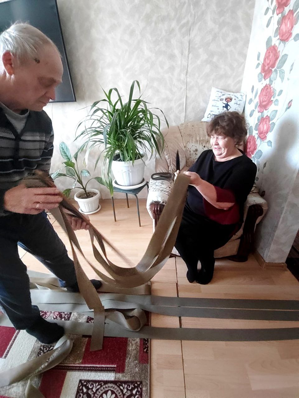 В Старонижестеблиевской супруги Левины готовят материал для масксетей с помощью станка