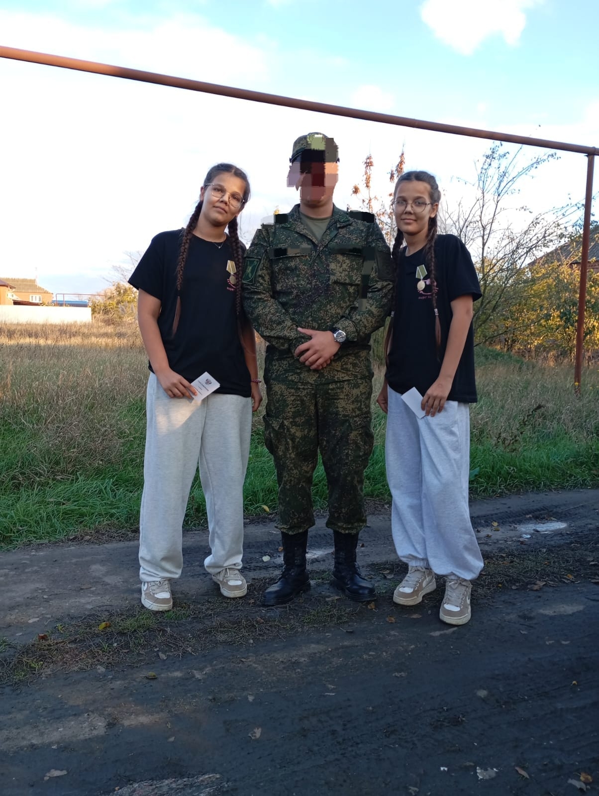 Пятиклассницам-двойняшкам из станицы Старонижестеблиевской вручили медали «За помощь фронту»