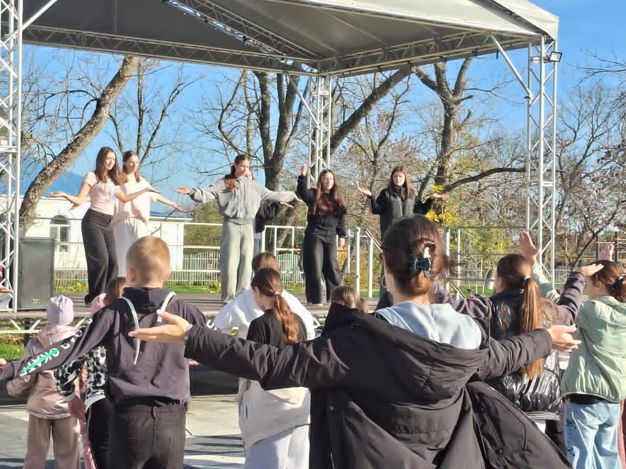 В станице Староджерелиевской День народного единства встретили флешмобом