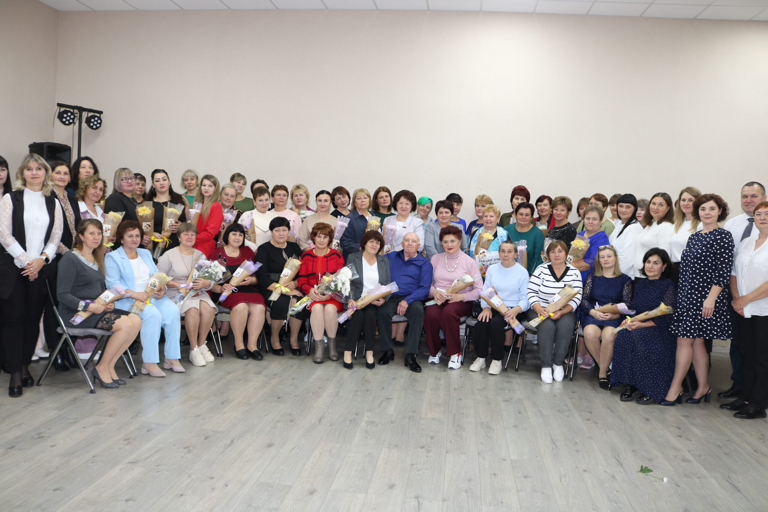 Красноармейский центр социального обслуживания населения поздравил своих сотрудниц с наступающим Днем матери