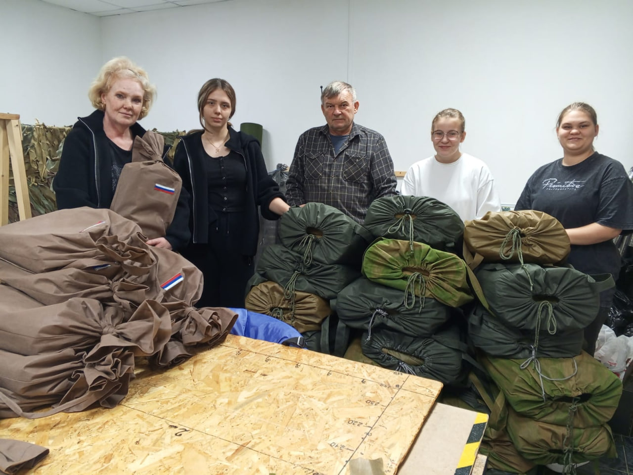 В Полтавской волонтёры готовят 18 маскировочных сетей для бойцов и просят помощи