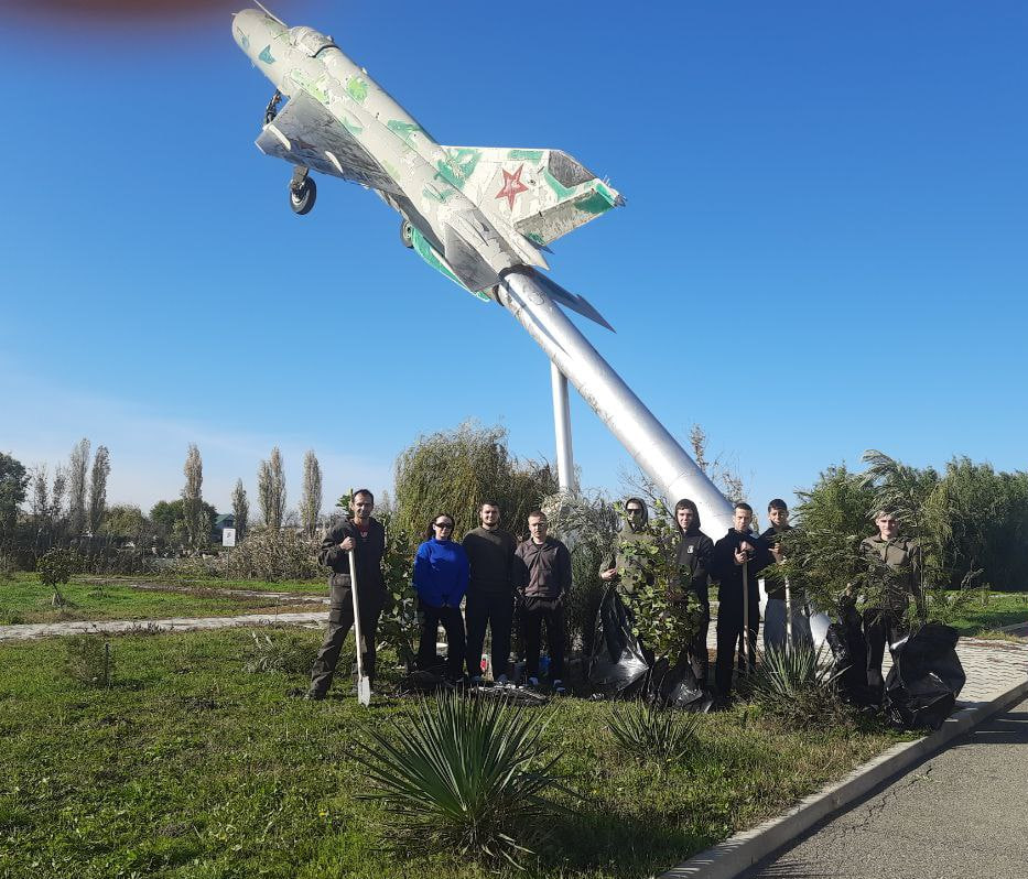 В Ивановской местные жители благоустроили территорию у обелиска женщинам-летчицам — защитницам Голубой Линии