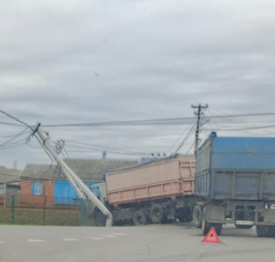 В Полтавской «КамАЗ» с прицепом снес столб электропередачи