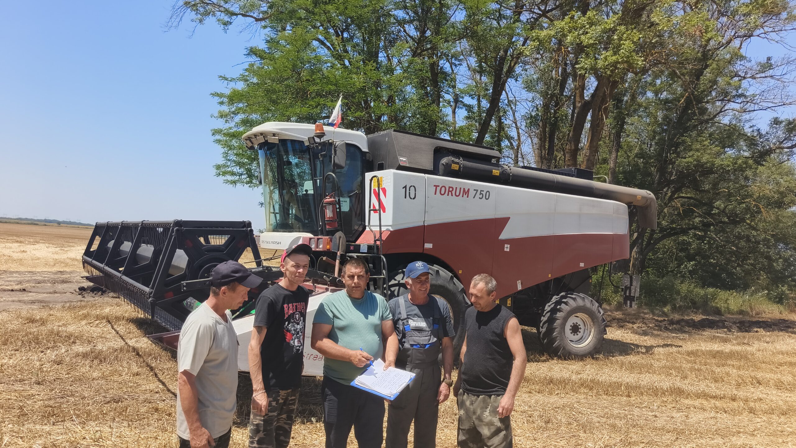 На новомышастовском предприятии «Россия» достойно боролись за урожай