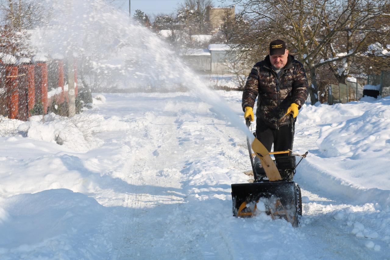 Полтавчанин очистил четыре квартала от снега, несмотря на проблемы со здоровьем