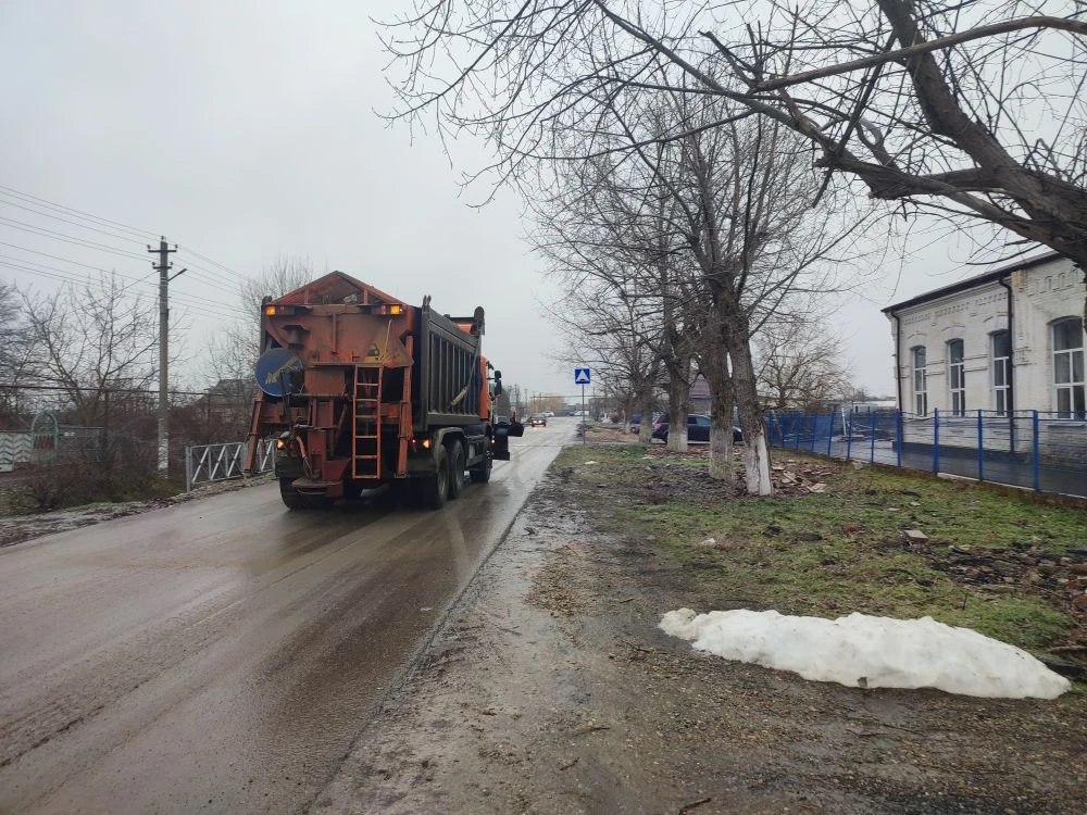 В Красноармейском районе второй день борются с гололедицей