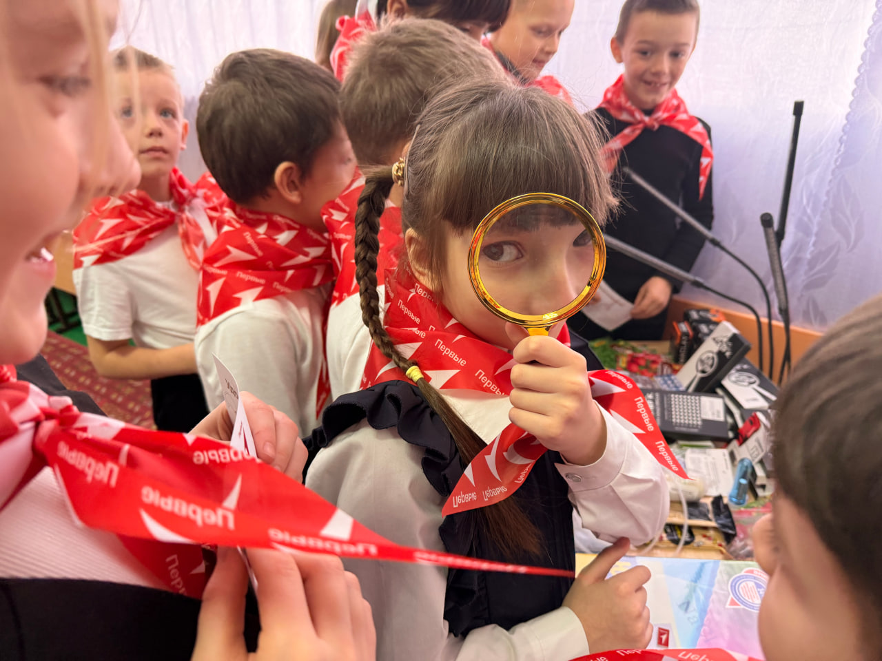 Активисты Движения Первых из поселка Элитного получили оборудование для выращивания растений