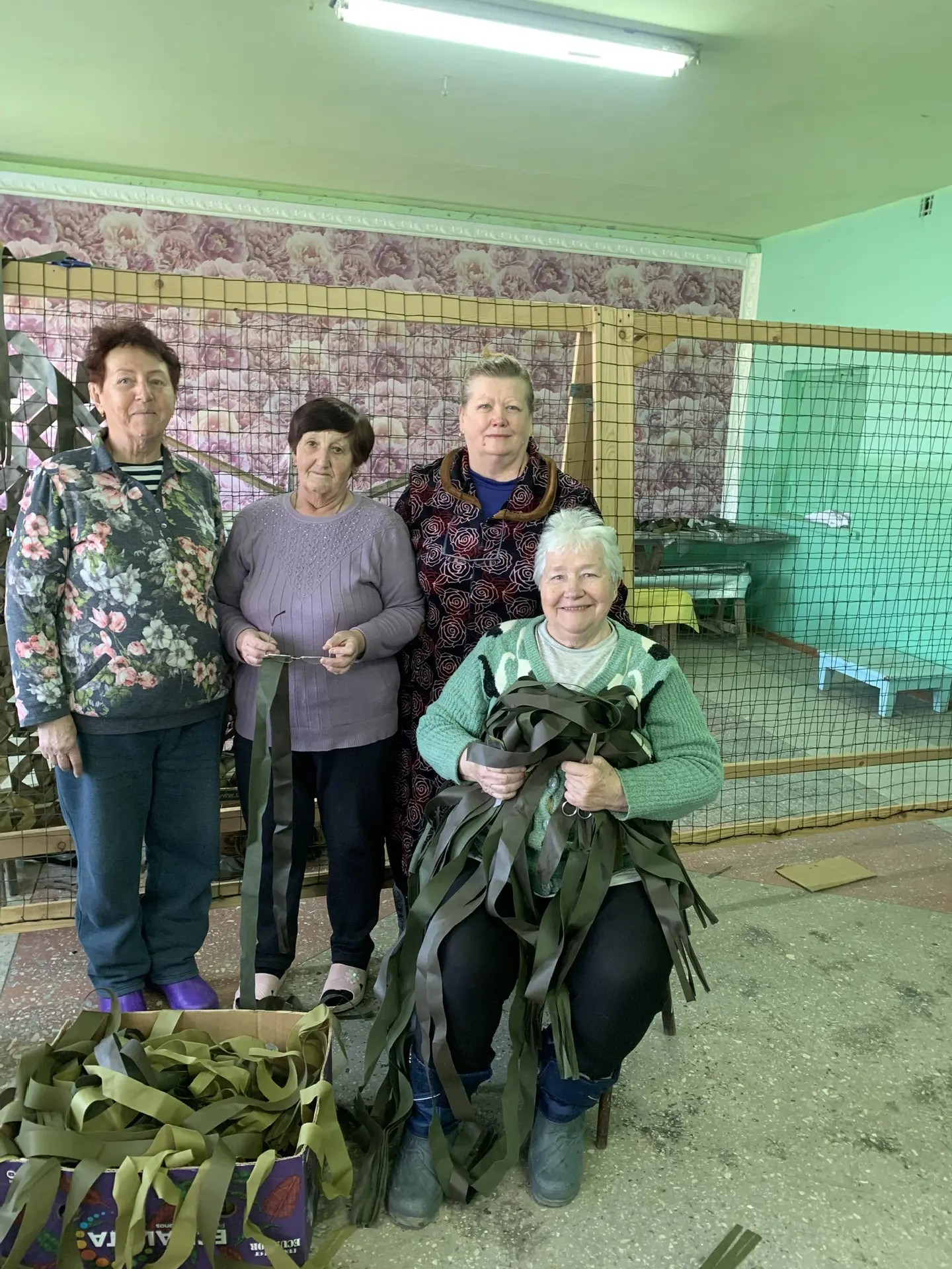 Жительницы хутора Колос плетут масксети и готовят продукты для бойцов СВО