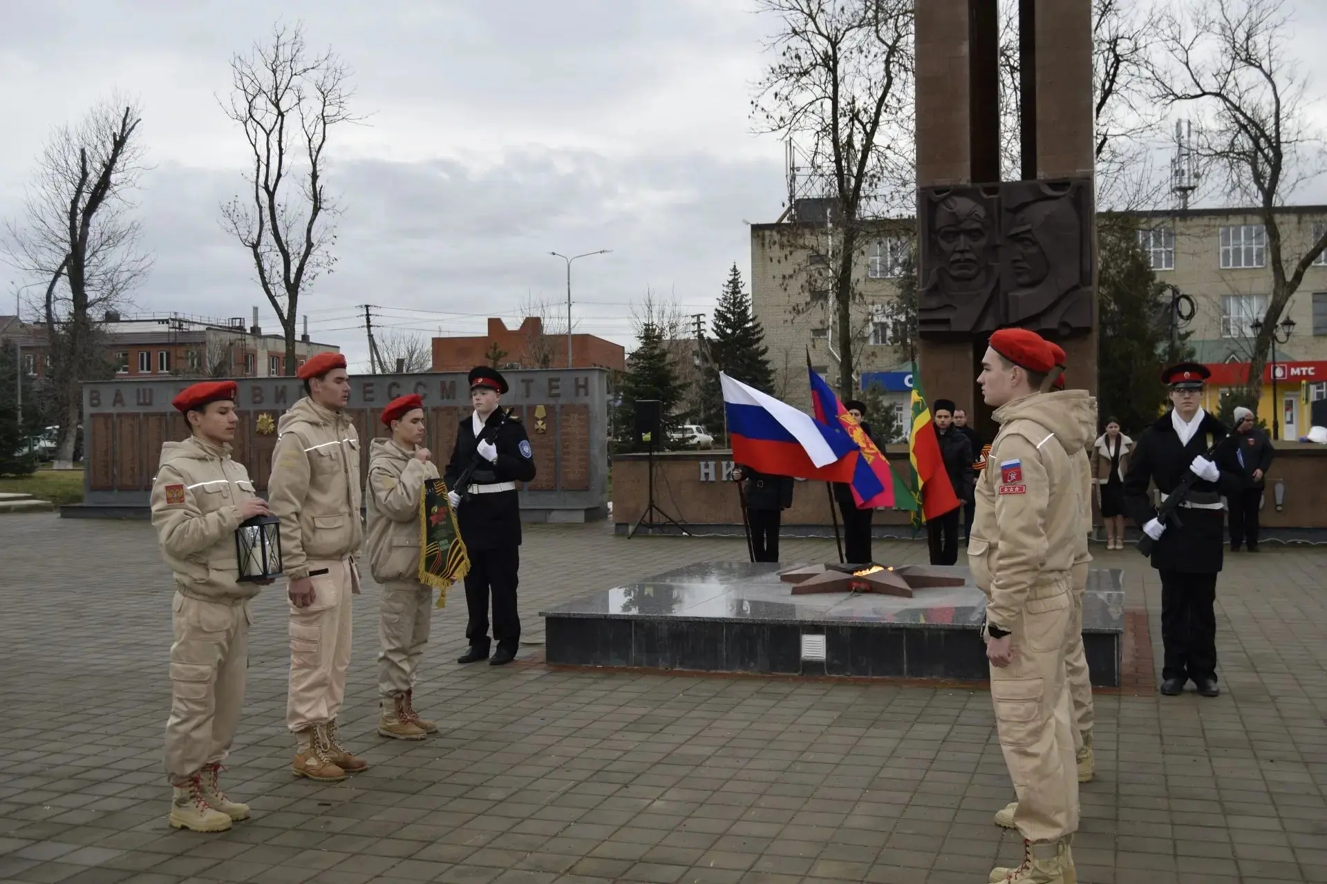 Юнармейцы Красноармейского района передали лампаду с негаснущим Огнем Памяти воспитанникам калининского отделения «Юнармии»